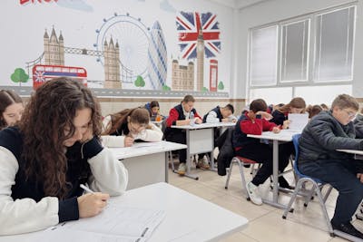 اسعار عروض العمودي لدراسة اللغة في بريطانيا (2025)
