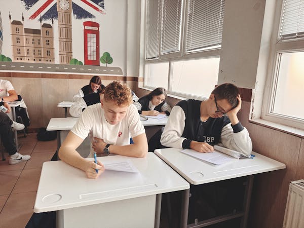 أفضل دورة لغة انجليزية في بريطانيا مع العمودي