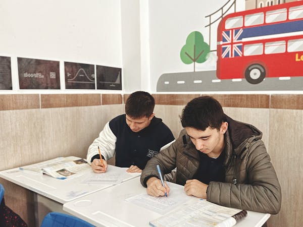كم تبلغ تكلفة دورة لغة انجليزية في بريطانيا؟