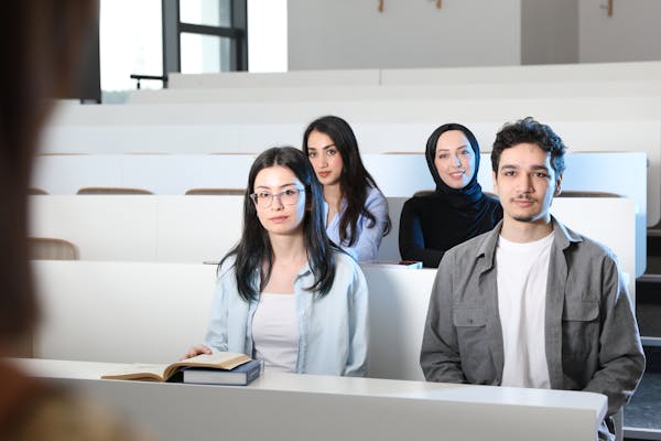 هل توجد برامج لغوية مجانية للطلاب الدوليين؟